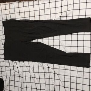 Grey Kohl's leggings gas seems to outline the knee area